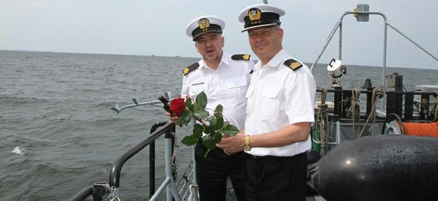 Wodowanie locji na okręcie 8 FOW - GospodarkaMorska.pl