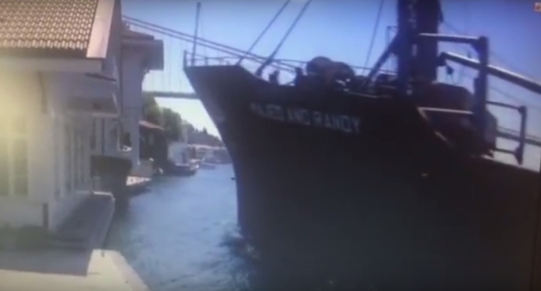 Masowiec taranuje dom. Nowe nagranie - GospodarkaMorska.pl