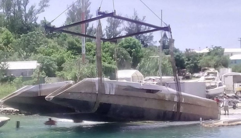 Pozbawiony masztu i załogi katamaran wyłowiony po miesiącach dryfowania - GospodarkaMorska.pl