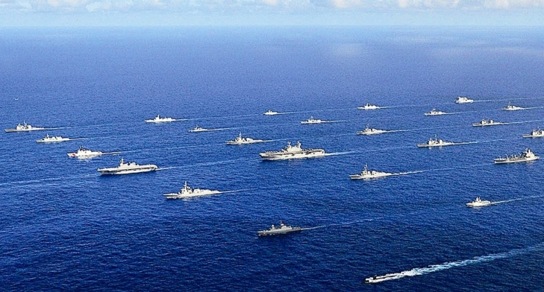 Kolumna okrętów w idealnym szyku. Niesamowite nagranie z manewrów morskich (wideo) - GospodarkaMorska.pl