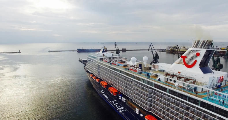 Wycieczkowiec Mein Schiff 5 zawitał do Gdyni (wideo) - GospodarkaMorska.pl