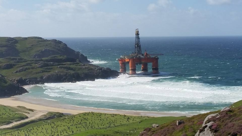 17 000-tonowa platforma utknęła na mieliźnie (wideo) - GospodarkaMorska.pl