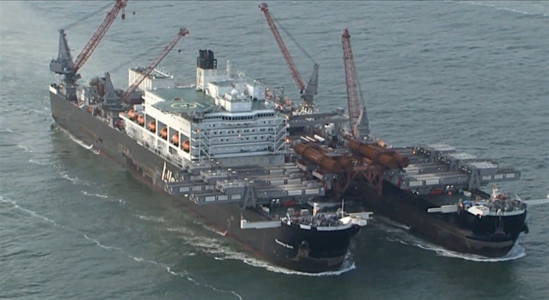Gigantyczny katamaran wypływa z Portu Rotterdam (wideo) - GospodarkaMorska.pl