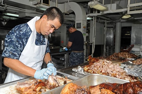 Jak wykarmić załogę lotniskowca? Potrzeba ton jedzenia - GospodarkaMorska.pl