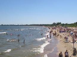 Jak zachowywać się z dzieckiem na plaży? Urząd morski przypomina - GospodarkaMorska.pl