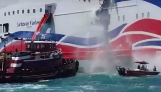 Groźny pożar promu u wybrzeży Puerto Rico (wideo) - GospodarkaMorska.pl