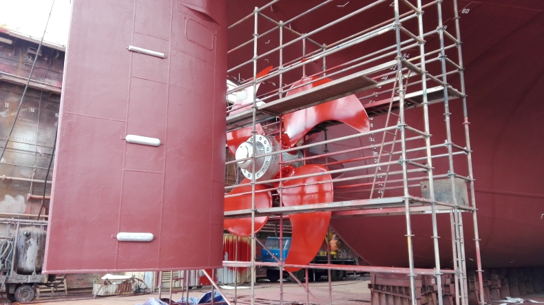 Tour Pomerol z pomalowaną śrubą napędową w stoczni Gryfia - GospodarkaMorska.pl