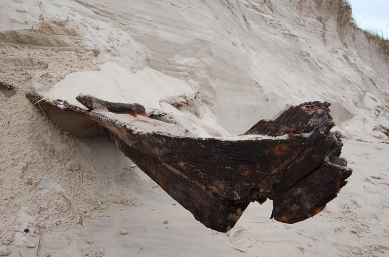 Kadłub starej łodzi rybackiej znaleziony na plaży Słowińskiego Parku Narodowego - GospodarkaMorska.pl