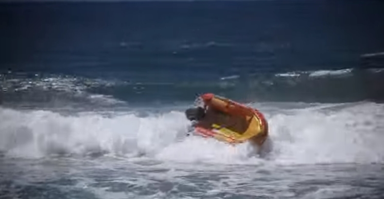 Wpadka ratowników. Tak nie wyciąga się tonącego z wody (wideo) - GospodarkaMorska.pl