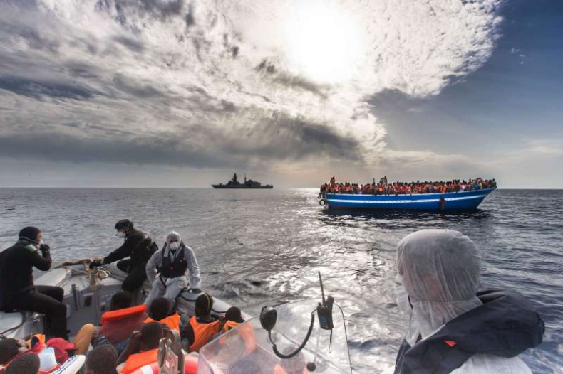 Włochy: marynarka wojenna aresztowała dotąd 900 przemytników migrantów - GospodarkaMorska.pl