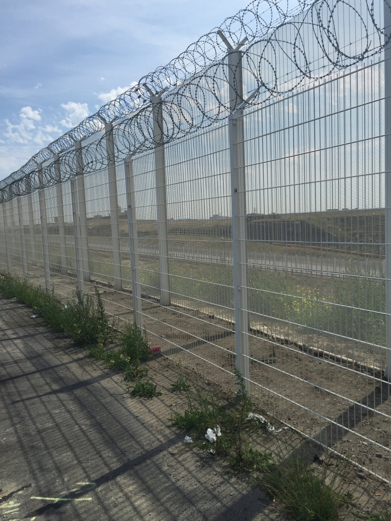 W Calais Brytyjczycy wybudują mur. Ma chronić port przed imigrantami - GospodarkaMorska.pl