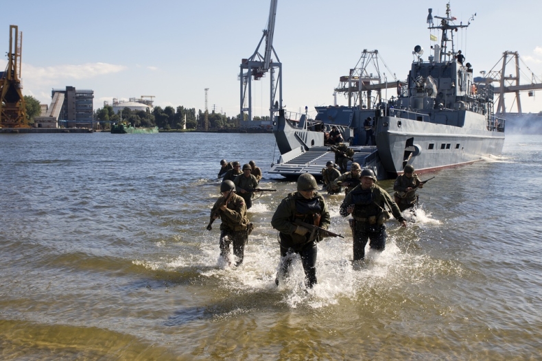 Rekonstrukcja desantu na świnoujskiej plaży - GospodarkaMorska.pl