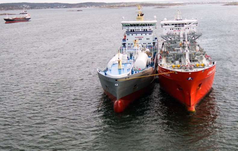 W Szwecji zakończono pierwsze bunkrowanie LNG ze statku na statek - GospodarkaMorska.pl