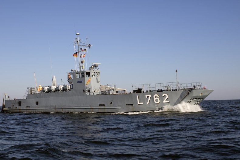 Niemiecki kuter desantowy z roboczą wizytą w Świnoujściu - GospodarkaMorska.pl