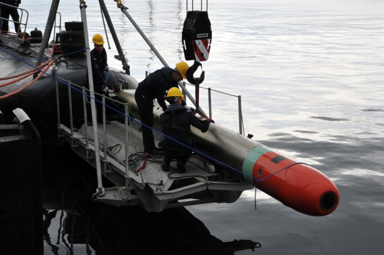 Załadunek torpedy ćwiczebnej na okręt podwodny - GospodarkaMorska.pl