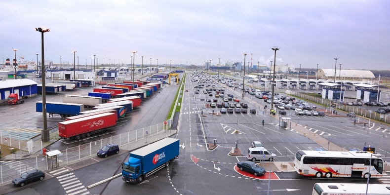 Rozpoczęto budowę żelbetowego muru w Calais - GospodarkaMorska.pl