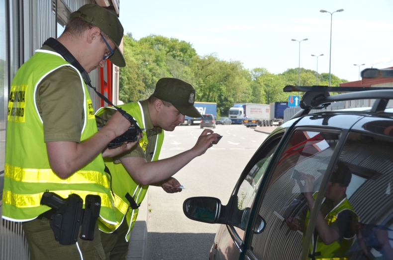 Cudzoziemiec z ukrywaną tożsamością zatrzymany przed terminalem promowym w Świnoujściu - GospodarkaMorska.pl