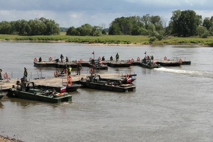 Saperzy z Inowrocławia na poligonie uczą się pokonywać wodne przeszkody - GospodarkaMorska.pl