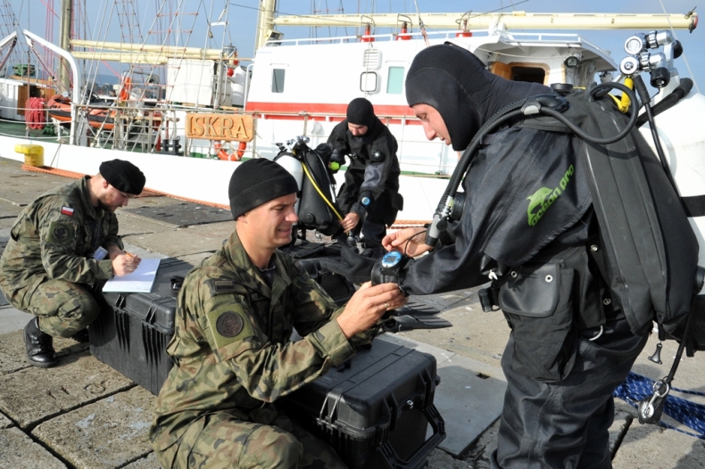 Nurkowie w akcji - GospodarkaMorska.pl