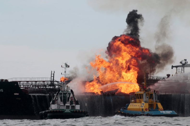 Duży pożar na tankowcu w Zatoce Meksykańskiej (wideo) - GospodarkaMorska.pl