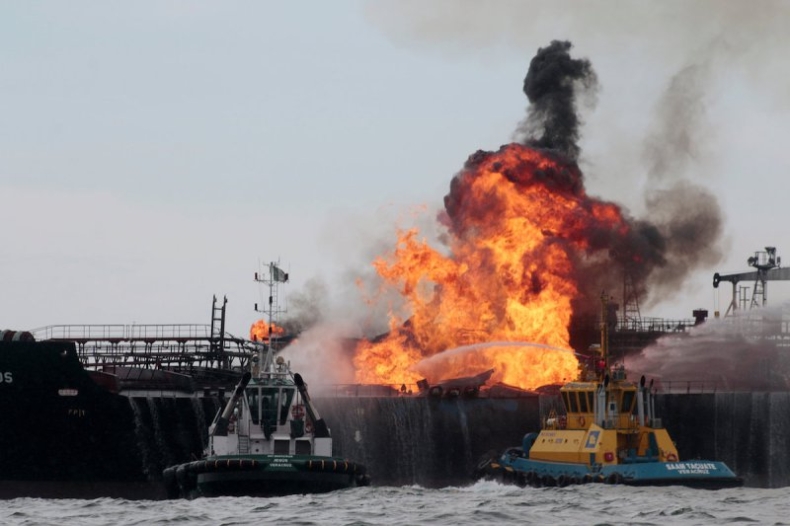 Duży pożar na tankowcu w Zatoce Meksykańskiej (wideo) - GospodarkaMorska.pl