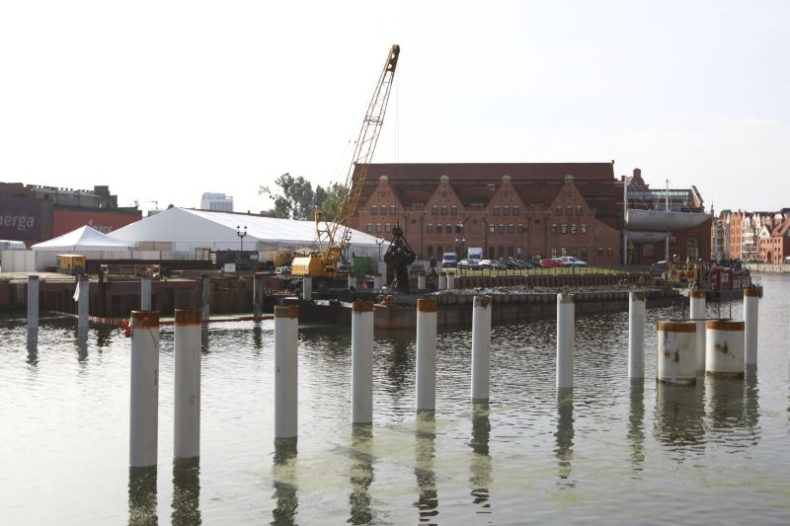 Budowa kładki na Ołowiankę idzie do przodu. Na Motławie coraz więcej pali - GospodarkaMorska.pl