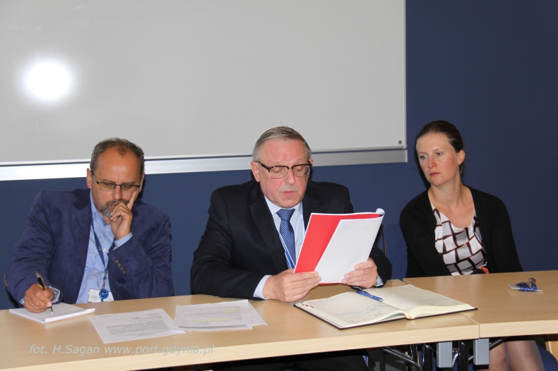 Publiczne otwarcie ofert na pogłębienie toru podejściowego i akwenów wewnętrznych Portu Gdynia - GospodarkaMorska.pl