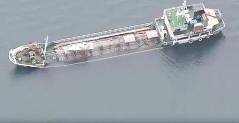Tonie statek z silnie żrącą substancją (wideo) - GospodarkaMorska.pl