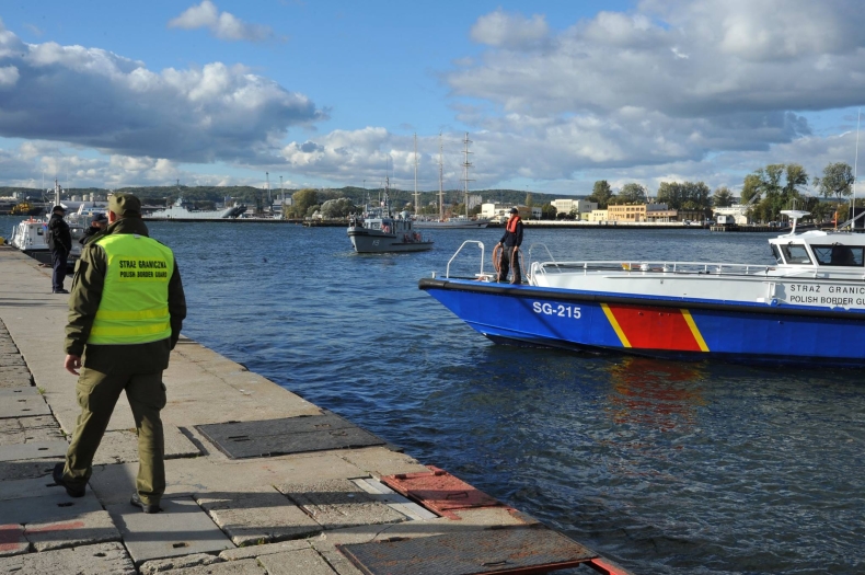 Manewry trwają pomimo sztormu - GospodarkaMorska.pl