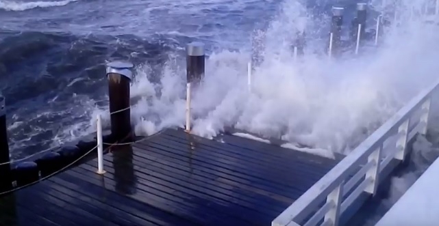 Sztorm demoluje sopockie molo (wideo) - GospodarkaMorska.pl