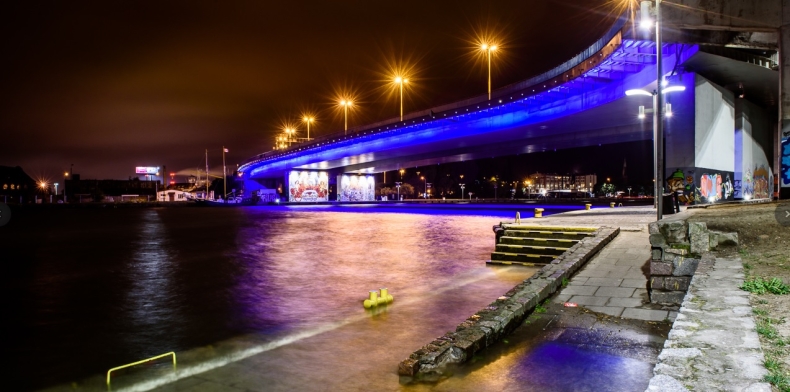 Sztorm: Odra zalewa szczecińskie bulwary, nie wypłynęły promy do Skandynawii - GospodarkaMorska.pl