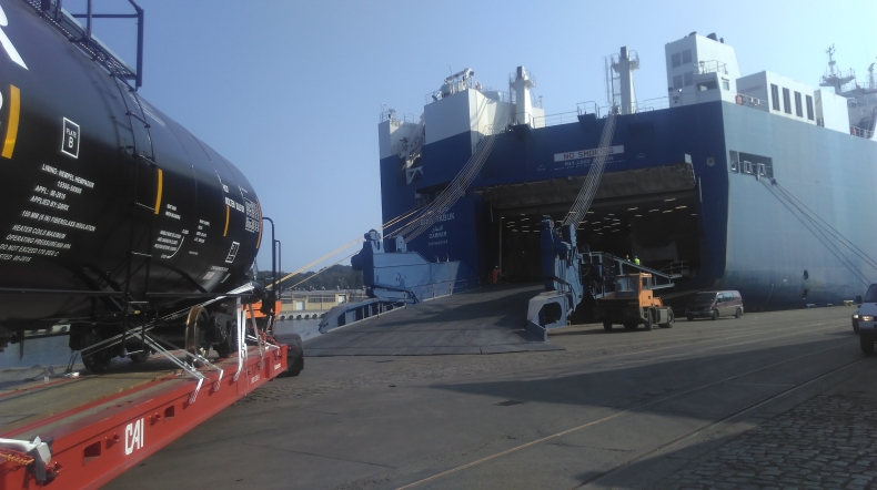 Rorowiec czeka na słońce - GospodarkaMorska.pl