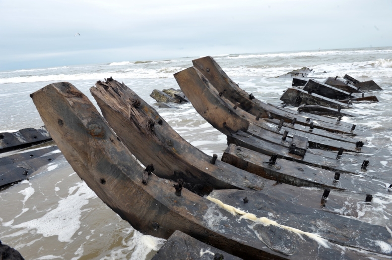 Sztorm wyrzucił na brzeg wrak XIX-wiecznego statku (foto) - GospodarkaMorska.pl