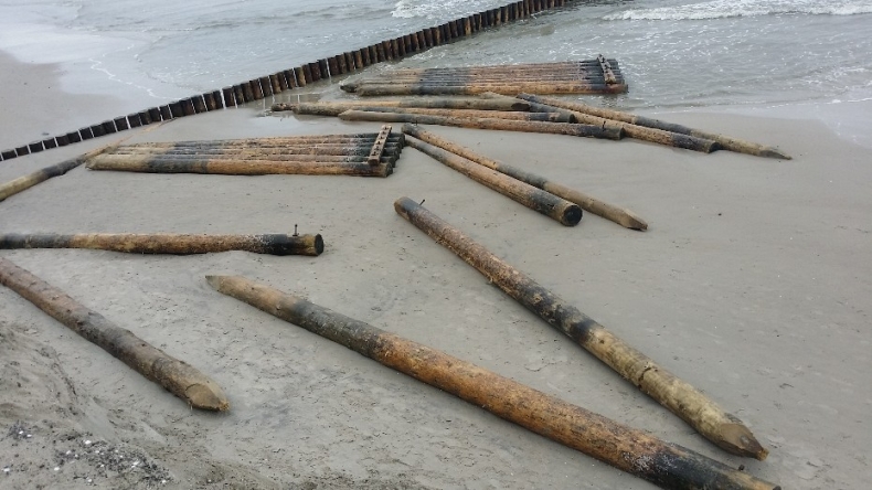 Straty posztormowe w Ustce. Morze wyrwało pale z ostróg brzegowych - GospodarkaMorska.pl