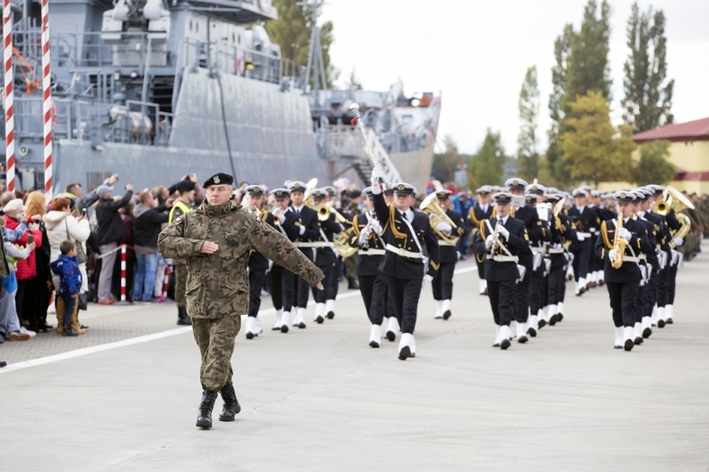 Przysięga wojskowa w świnoujskim Porcie Wojennym - GospodarkaMorska.pl