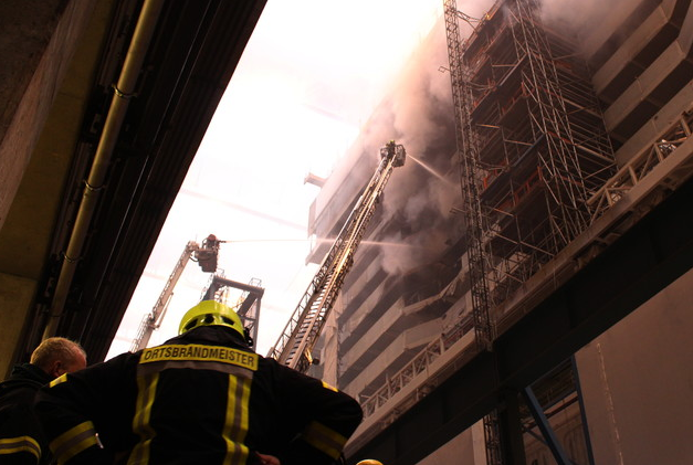 Pożar w niemieckiej stoczni w Papenburgu (wideo) - GospodarkaMorska.pl