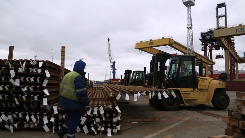 Kolejny załadunek szyn w Porcie Gdańskim Eksploatacja. Popłynęły do Afryki (wideo) - GospodarkaMorska.pl