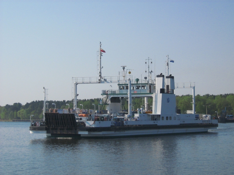 Kilometrowy korek na prom do Świnoujścia - GospodarkaMorska.pl