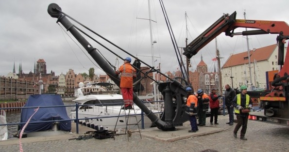 Powrót żurawia do portu - GospodarkaMorska.pl