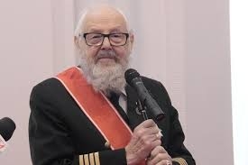 MSZ: kapitan żeglugi wielkiej Zbigniew Sulatycki uhonorowany odznaką Bene Merito - GospodarkaMorska.pl