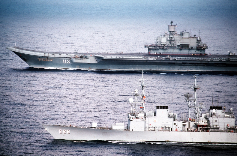 Brytyjska marynarka wojenna i okręty NATO eskortują Rosjan - GospodarkaMorska.pl