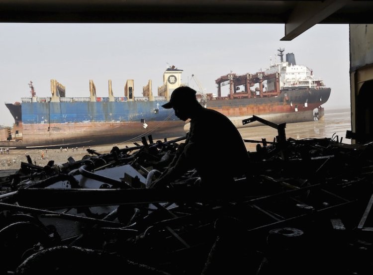 Maersk stanął w obronie kontrowersyjnych stoczni złomujących w Indiach - GospodarkaMorska.pl