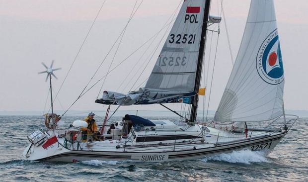 Niedaleko Helu spłonął jacht. Kapitan dryfował na tratwie - GospodarkaMorska.pl