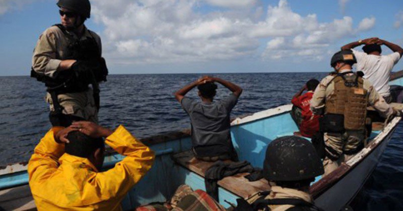 Somalijski pirat informuje o uwolnieniu po 4 latach 26 marynarzy - GospodarkaMorska.pl