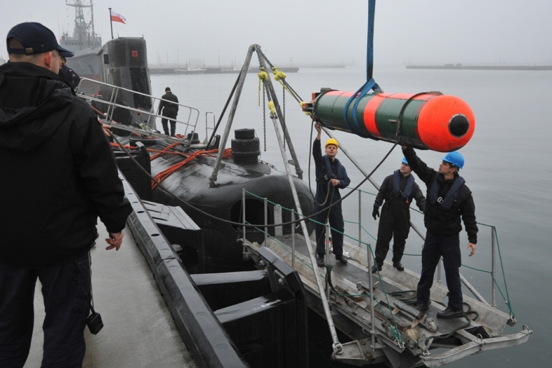 Ćwiczenia z załadunku torped na ORP Bielik - GospodarkaMorska.pl