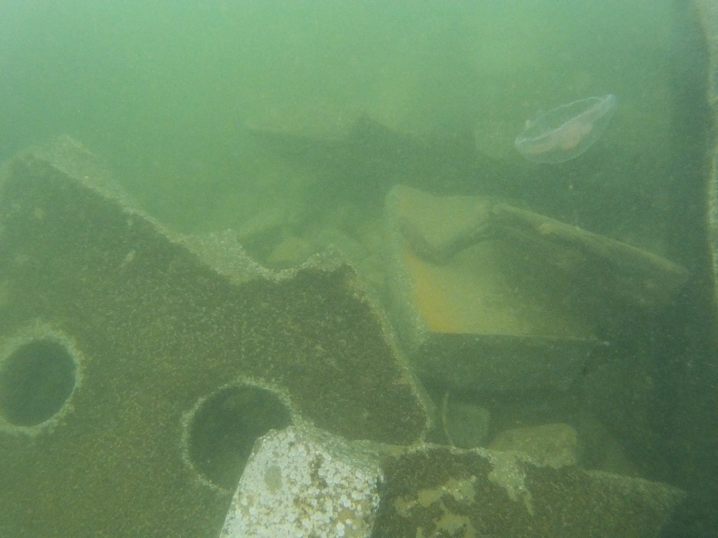 Sztorm uszkodził sztuczną rafę w Ustce (foto) - GospodarkaMorska.pl