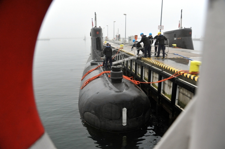 Załadunek torpedy na ORP Bielik - GospodarkaMorska.pl