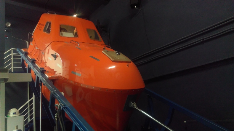 Realistyczne szkolenie z ewakuacji - GospodarkaMorska.pl