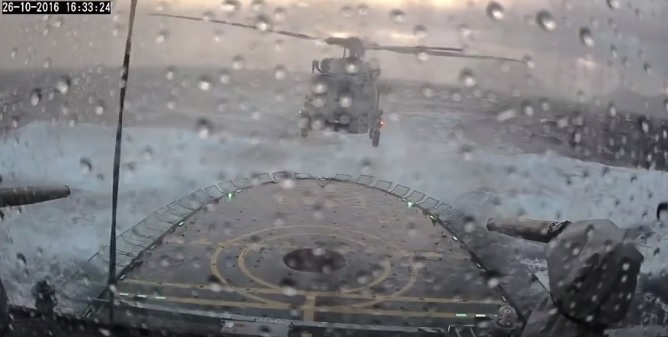 Ekstremalne lądowanie. To wideo podbija internet - GospodarkaMorska.pl