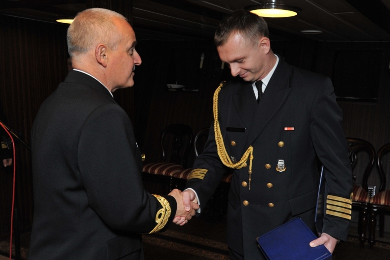 Kpt. mar. Przemysław Płonecki pożegnał się z mundurem - GospodarkaMorska.pl